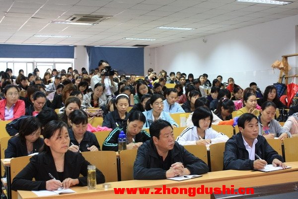汶上縣實(shí)驗(yàn)小學(xué)邀請(qǐng)山東教育社編審(原總編)、著名教育專家陶繼新做專題報(bào)告會(huì)