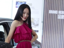 濟(jì)寧車展上拍到的紅衣女模