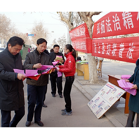 汶上縣在縣城尚書路開展法制宣傳教育活動(dòng)