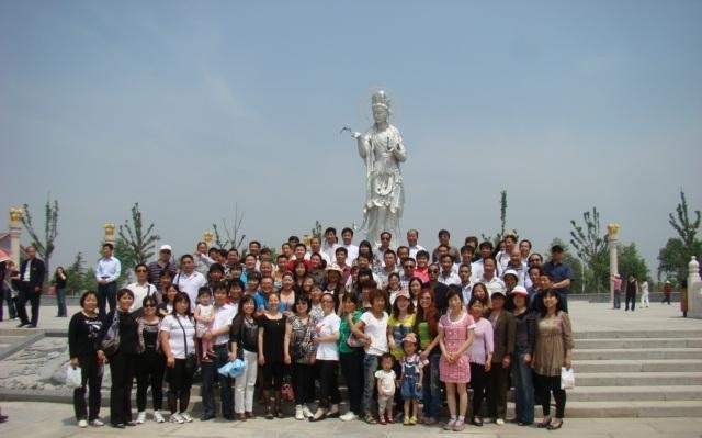 河南中輝久寶旅游社百人旅游團(tuán)來(lái)汶上寶相寺觀光朝圣