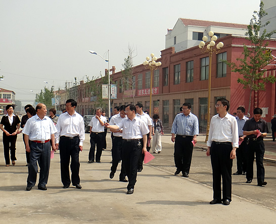 濟(jì)寧市政協(xié)副主席王文成率市政協(xié)農(nóng)村新建社區(qū)管理與服務(wù)調(diào)研組來(lái)汶上縣調(diào)研