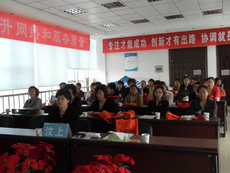 汶上縣婦聯(lián)組織部分中小學生家長、家庭教育工作者收聽收看“家教大講堂”視頻講座