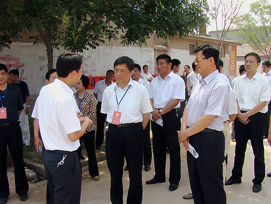 濟(jì)寧市政協(xié)副主席李衛(wèi)國對汶上縣農(nóng)村環(huán)境綜合整治情況進(jìn)行視察