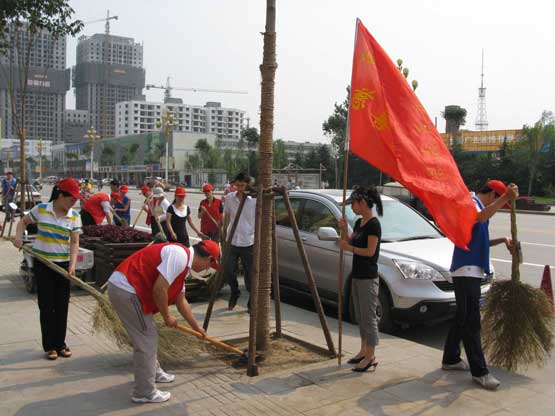 汶上縣慈善總會組織義工開展“爭創(chuàng)文明城市”慈善勞動公益活動