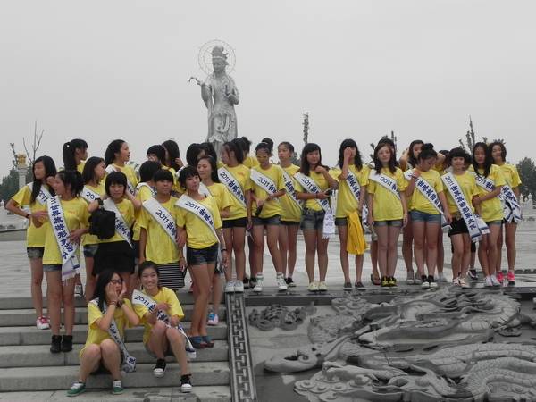 “億豐時(shí)代廣場(chǎng)杯” 2011世界旅游形象大使?jié)鷮庂悈^(qū)佳麗采風(fēng)之走進(jìn)汶上