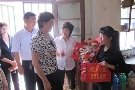 汶上縣婦聯(lián)看望慰問南旺鎮(zhèn)南旺四村捐腎救夫大義女劉彥如