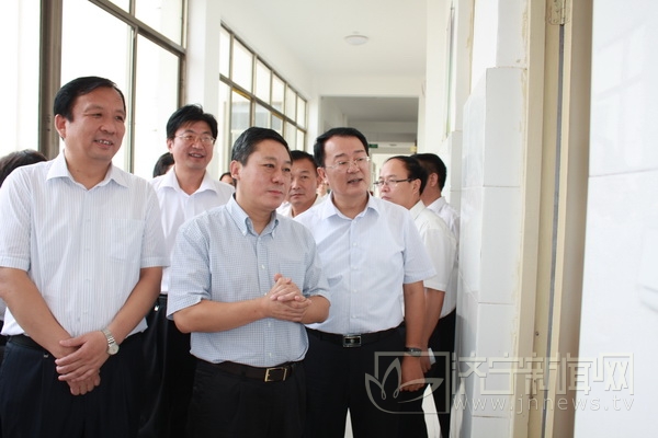 濟寧市委副書記張術(shù)平到汶上縣視察校安工程和學前教育工作并對困難教師進行慰問