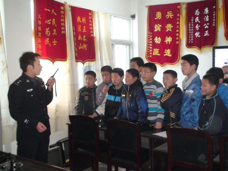 汶上縣義橋鎮(zhèn)派出所與義橋鎮(zhèn)中學(xué)與學(xué)校聯(lián)合開展“中學(xué)生相約警務(wù)室”活動(dòng)