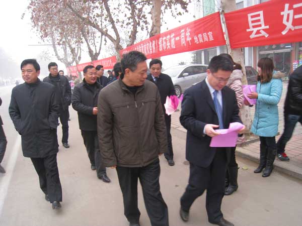 汶上縣婦聯(lián)組織人員在縣城尚書路開展“12.4”全國法制宣傳日系列宣傳活動(dòng)