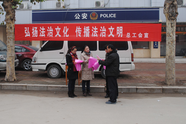 汶上縣總工會(huì)在尚書路開展“深入學(xué)習(xí)宣傳憲法，大力弘揚(yáng)法治精神”法制宣傳活動(dòng)