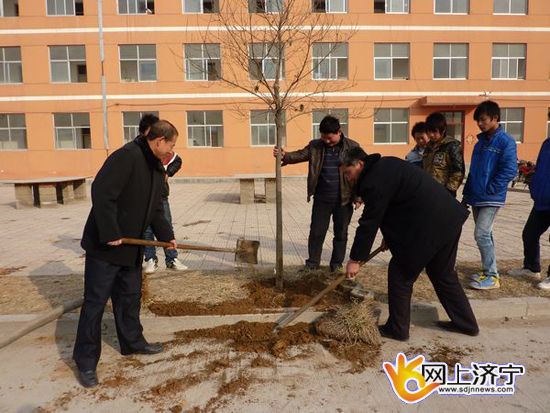 汶上縣白石鎮(zhèn)中學(xué)組織學(xué)生參與綠化美化校園活動