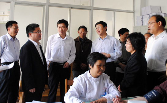 汶上縣總工會、勞模協(xié)會和縣人民醫(yī)院聯(lián)合舉辦“情暖五月，愛心獻(xiàn)勞?！泵赓M(fèi)健康查體活 ...