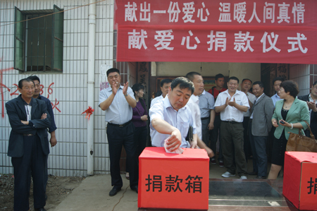 汶上縣寅寺鎮(zhèn)婦聯(lián)舉行“關(guān)愛母親  奉獻真情”愛心捐款儀式