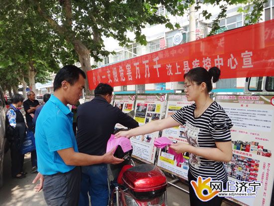 汶上縣疾控中心組織專業(yè)人員走進(jìn)學(xué)校、走上街頭開展煙包警示圖板巡展活動(dòng)