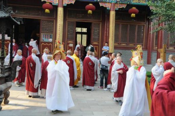 韓國僧人以及佛教信徒組團來汶上寶相寺禮佛朝圣