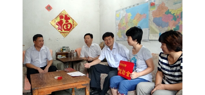 孫琪、李臣興到苑莊鎮(zhèn)、汶上鎮(zhèn)慰問汶上縣2012年考上大學(xué)的困難學(xué)子