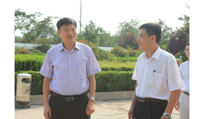 孫琪先后到汶上縣第一實(shí)驗(yàn)中學(xué)和南站一中走訪慰問