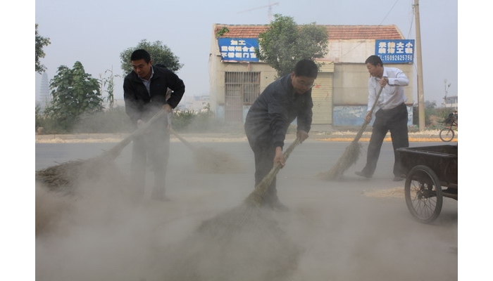汶上縣教育體育局“我愛汶上”志愿服務(wù)隊(duì)到“三城同創(chuàng)”責(zé)任區(qū)進(jìn)行衛(wèi)生大掃除