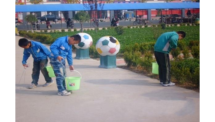 汶上縣苑莊鎮(zhèn)中心小學(xué)大隊部建立“紅領(lǐng)巾服務(wù)崗”