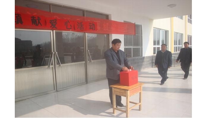汶上縣次丘鎮(zhèn)中小學(xué)舉行“伸出援助之手，救助林凡策同學(xué)” 捐款活動