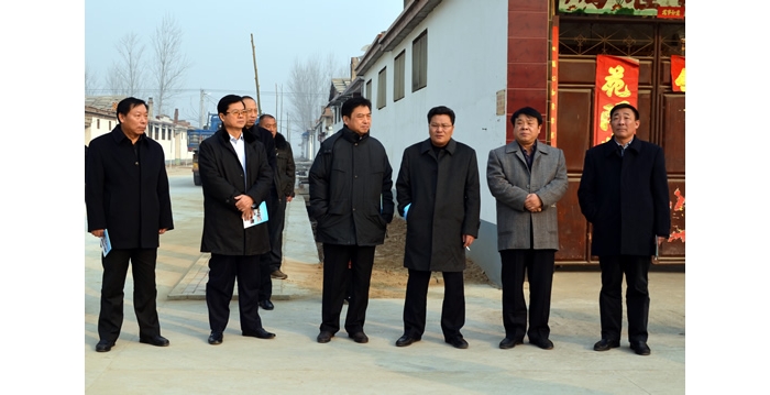 王金生、魏明科、李瑞陽(yáng)、高文峰、張清民等汶上縣政協(xié)領(lǐng)導(dǎo)視察農(nóng)村公路建設(shè)養(yǎng)護(hù)管理工作