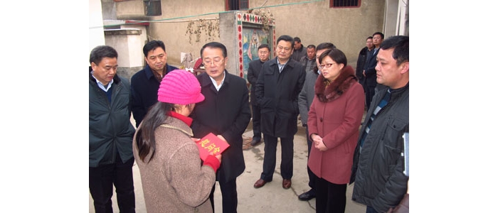 汶上縣六大班子領(lǐng)導(dǎo)及縣婦聯(lián)負(fù)責(zé)同志走訪慰問貧困母親