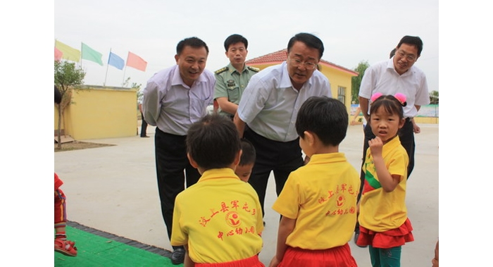 汶上縣委書記縣人大常委會(huì)主任趙東升到楊店鎮(zhèn)、軍屯鄉(xiāng)中心幼兒園慰問(wèn)