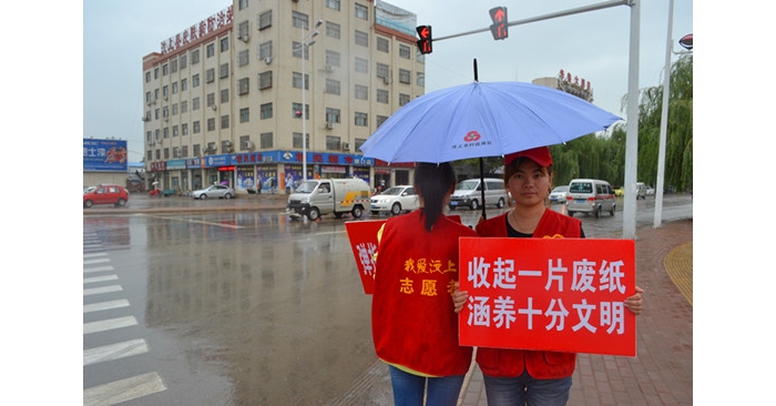 汶上縣人社局職工走上街頭宣傳文明標(biāo)語
