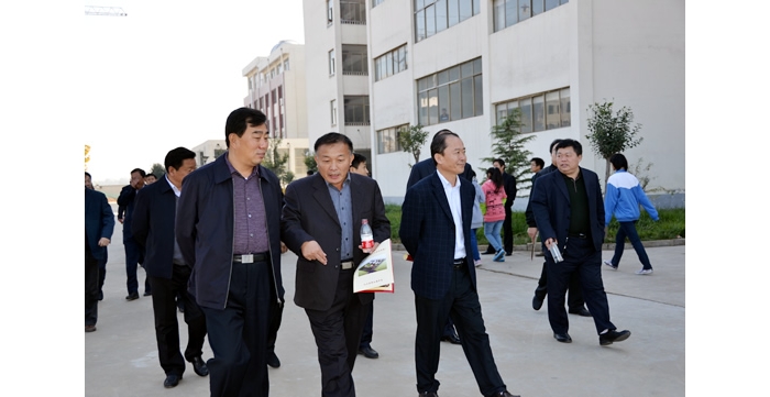 胡新符、楊安娜、崔修連、王允國對汶上縣教育設施提升工程實施情況進行視察