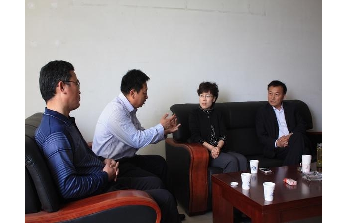 趙鑫到縣高考補習(xí)學(xué)校和圣澤中英文學(xué)校調(diào)研