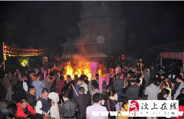 汶上寶相寺佛光神奇顯現，數萬游客有緣沐浴佛光