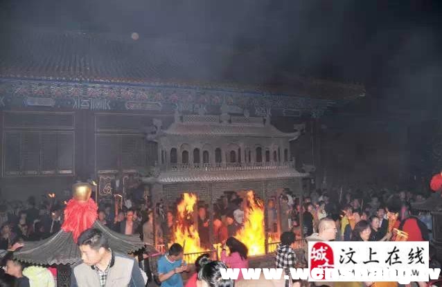 汶上寶相寺佛光神奇顯現，數萬游客有緣沐浴佛光