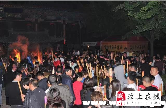 汶上寶相寺佛光神奇顯現，數萬游客有緣沐浴佛光