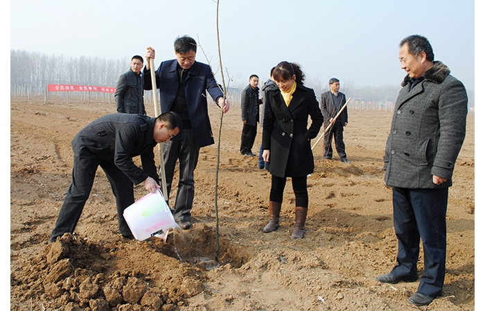縣總工會(huì)積極參加全縣義務(wù)植樹(shù)活動(dòng)