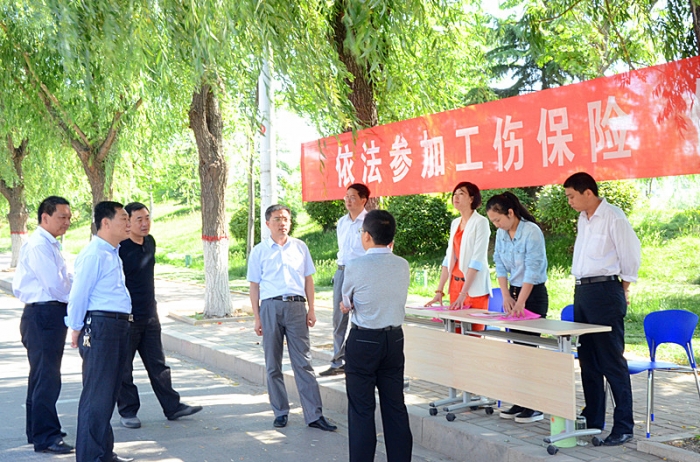汶上縣人社局開展工傷保險集中宣傳活動