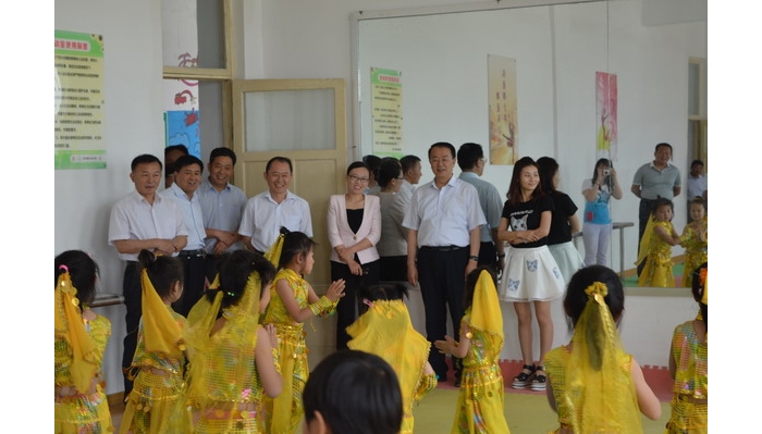 縣委書記趙東升到寅寺慰問少年兒童