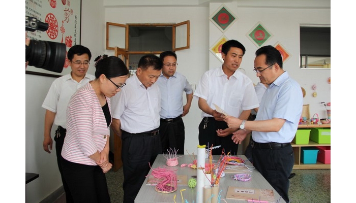 縣委副書記、縣長王宏偉“六一”兒童節(jié)到實(shí)驗(yàn)小學(xué)慰問