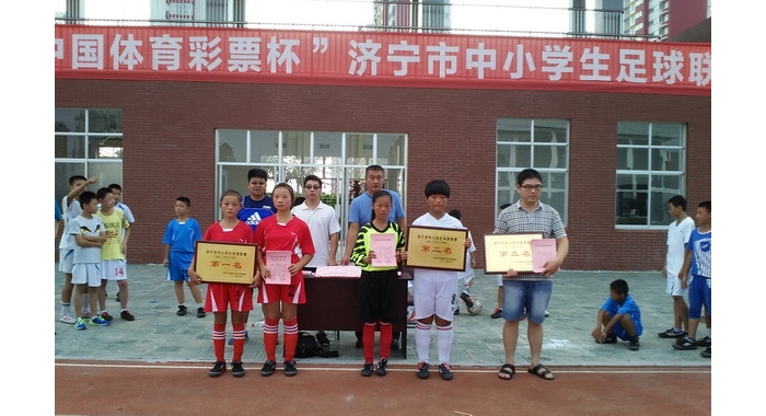 汶上縣郭樓鎮(zhèn)中心小學(xué)獲2015年濟(jì)寧市體育聯(lián)賽足球冠軍
