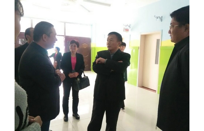 縣教體局李成偉局長(zhǎng)到苑莊鎮(zhèn)第二中心幼兒園慰問(wèn)