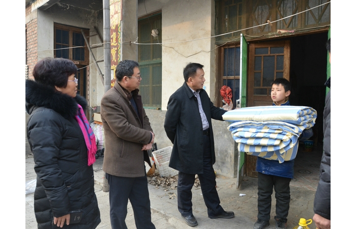 縣教體局李成偉局長(zhǎng)帶隊(duì)慰問精準(zhǔn)扶貧包駐村困難群眾