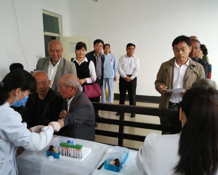 縣總工會(huì)開展“情暖五月，愛心獻(xiàn)勞?！苯】挡轶w活動(dòng)