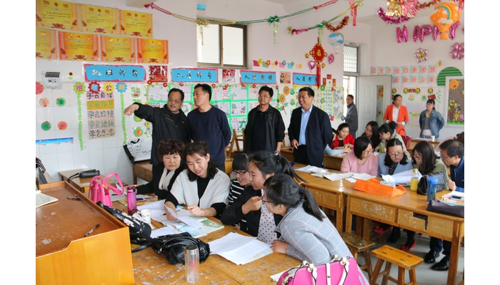 縣教體局局長姬廣樂一行慰問指導(dǎo)薄弱學(xué)科培訓(xùn)工作