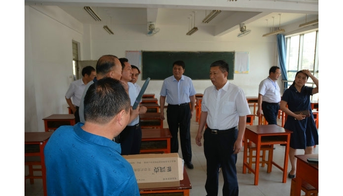 縣委副書記、縣長李洪文視察2018年高考考前準(zhǔn)備工作