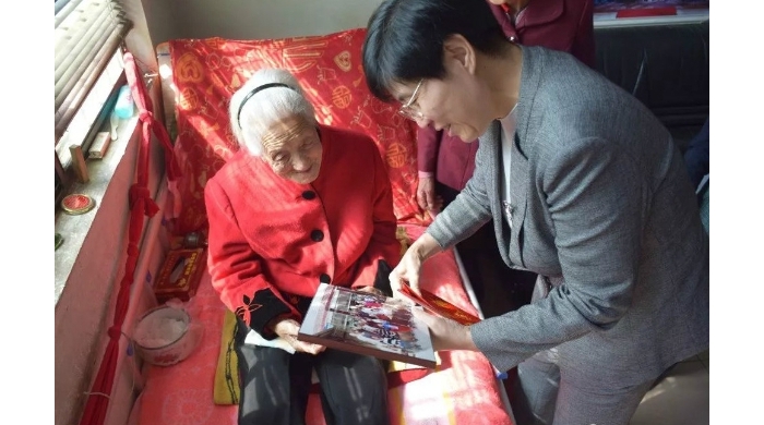 李志紅到中都街道慰問(wèn)百歲老人