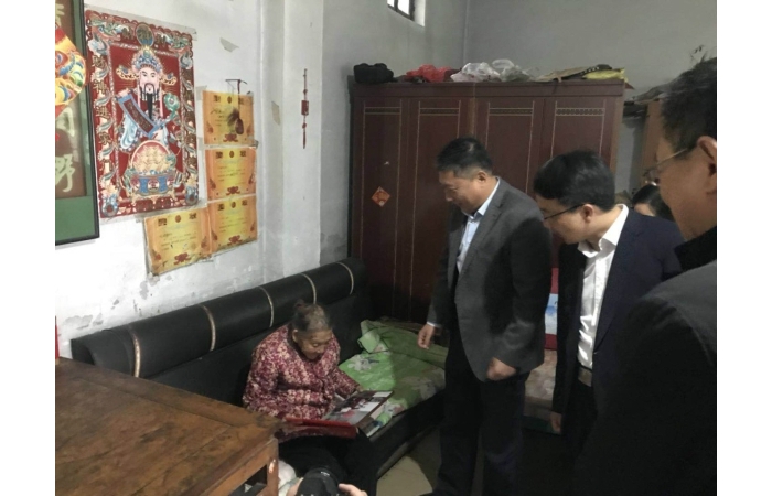李洪文到南站鎮(zhèn)走訪慰問(wèn)百歲老人