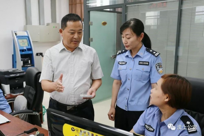 汶上縣人民政府 政務要聞 副縣長、公安局長許文祥到縣為民服務中心公安局窗口督導“放 ...