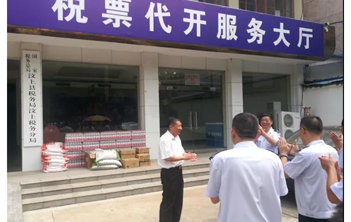 汶上縣人民政府 政務要聞 李洪文慰問交通治超工作人員和稅務一線工作者