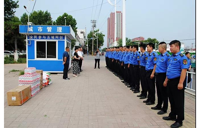 汶上縣人民政府 政務要聞 李志紅到城管執(zhí)法點、消防隊慰問堅守高溫一線的職工