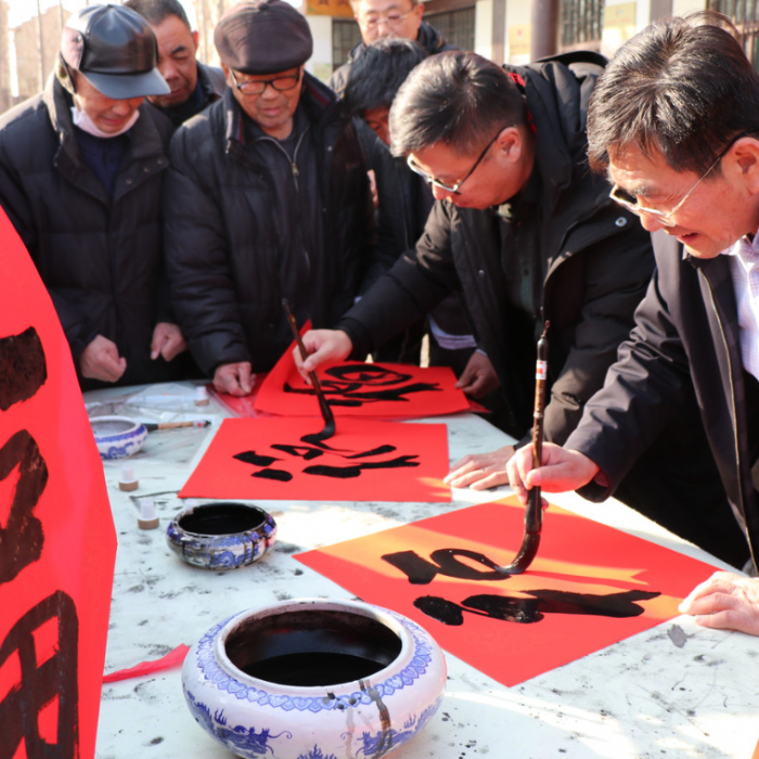 喜迎新春送祝福 墨寶飄香暖人心 ——汶上縣農(nóng)廣校開(kāi)展2020年送春聯(lián)下鄉(xiāng)暨送科技送溫暖 ...