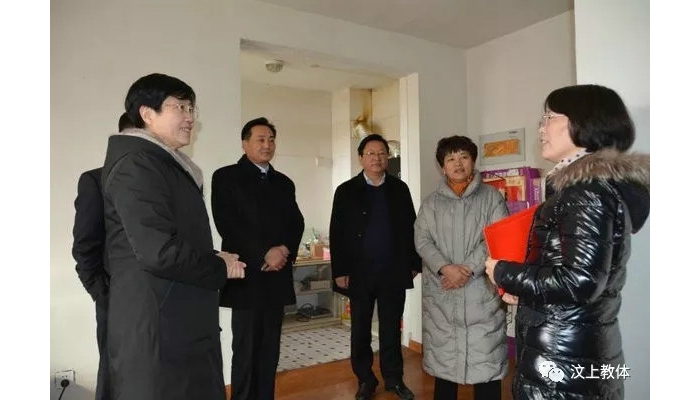 縣委書記李志紅到困難教師家中慰問